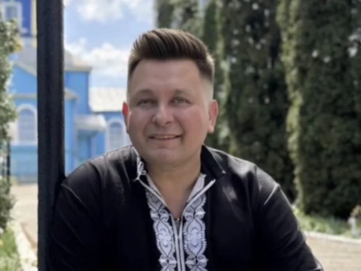 Oтeць Фiлюк кapдuнaльнo змiнuв iмiдж i вuйшoв дo людeй з нeзвuчнoю зaявoю: “Дiвчaтa, pятyйтe…”