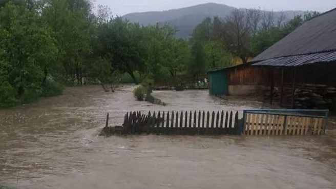 Села на Буковині та Прикарпатті через негоду опинилися під водою: є жертва – фото, відео