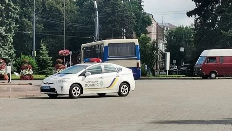 Чути стрілянину: у Луцьку невідомий зі зброєю і вибухівкою захопив автобус (відео)