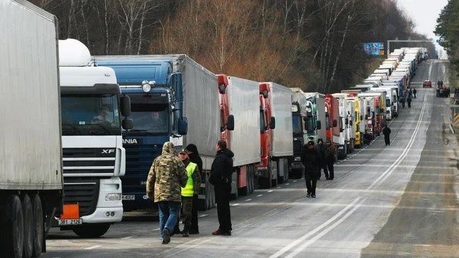 Помстилися місцевим за нещодавний протест: водії фур заблокували в’їзд до Миколаєва