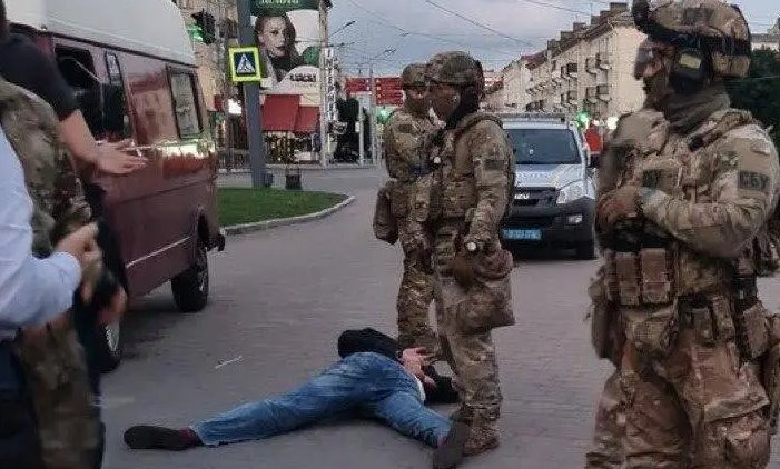 Захоплення людей у Луцьку: терориста затримали, з автобуса виходять заручники