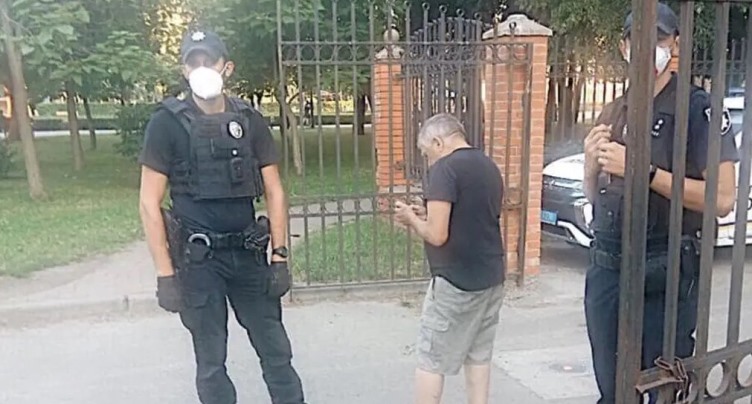 У Києві затримали чоловіка, який «чіплявся» до хлопчика у громадському туалеті. Фото і відео