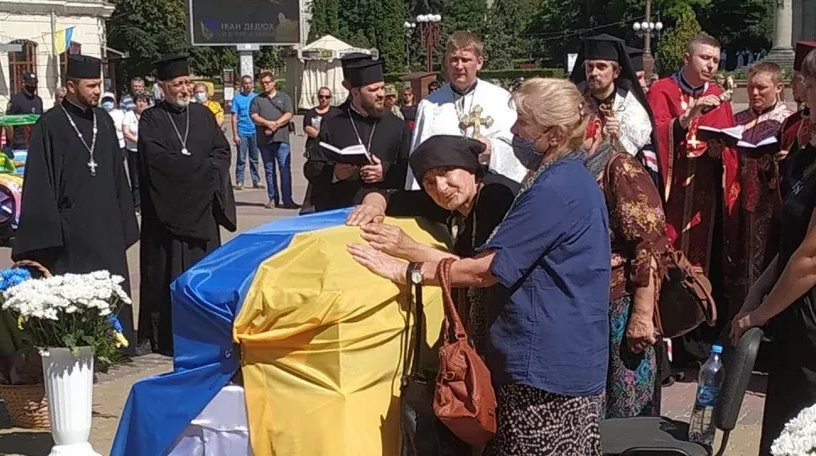 Тернопільці зі сльозами попрощалися із загиблим воїном «Айдару». Фото та відео