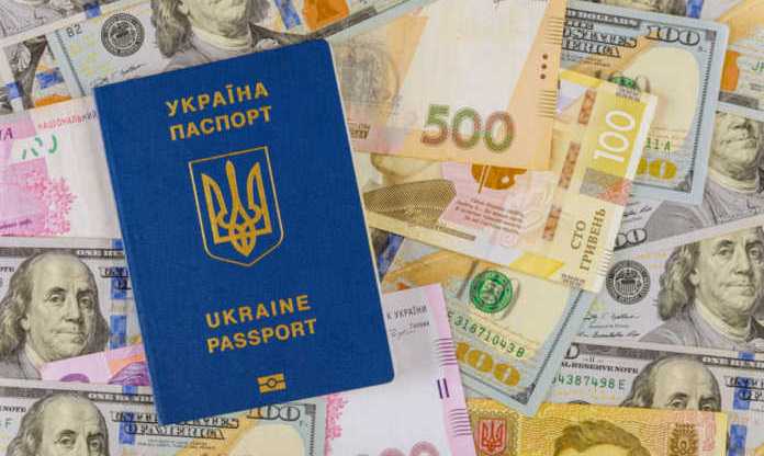 Українських заробітчан змусять платити податки: кому, скільки і як доведеться віддати