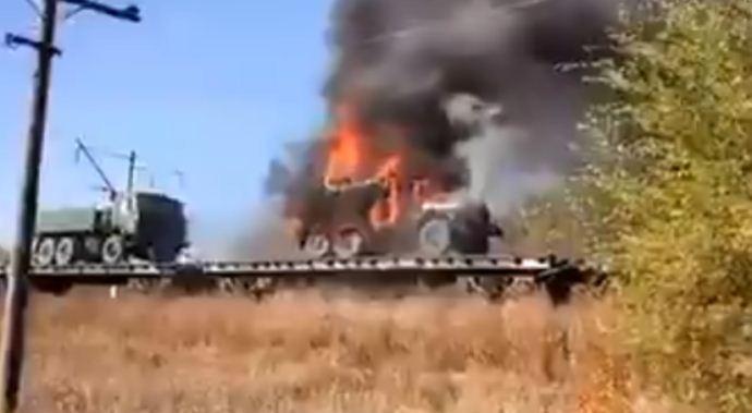“Не доїхав на Донбас”: ешелон з російською військовою технікою загорівся прямо на ходу, можливий вибух (відео)