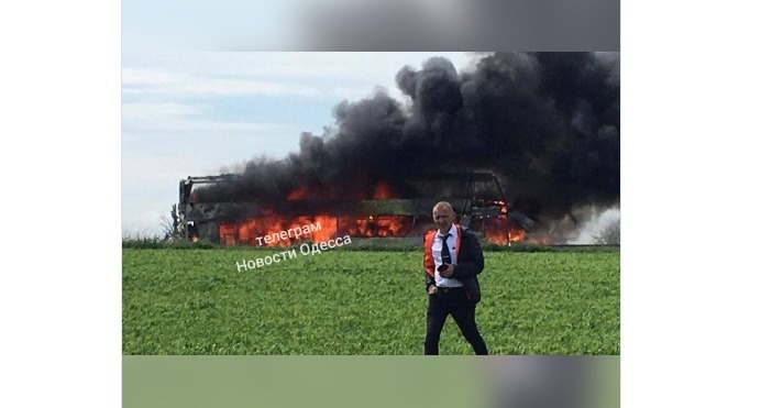 Усе в чорному диму: в Одеській області на трасі горить двоповерховий пасажирський автобус (фото, відео)