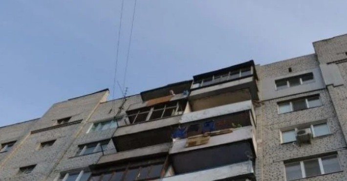 Жінка випала з вікна 8 поверху та повисла на сусідському балконі – фільм жахів у Києві