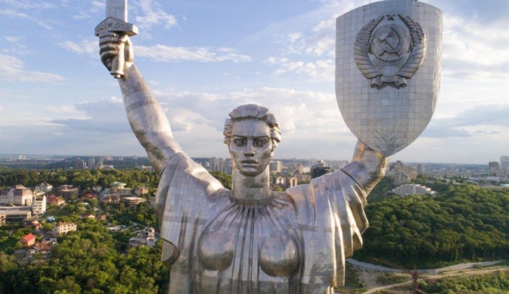 «Прибрати груди і додати крила»: у Києві пропонують статую «Батьківщини-матері» перетворити на архистратига Михаїла