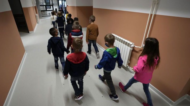 «Держава прогодує»: у Кривому Розі мати, яка залишила 9 дітей з речами під будівлею міськради, пояснила свій вчинок (відео)