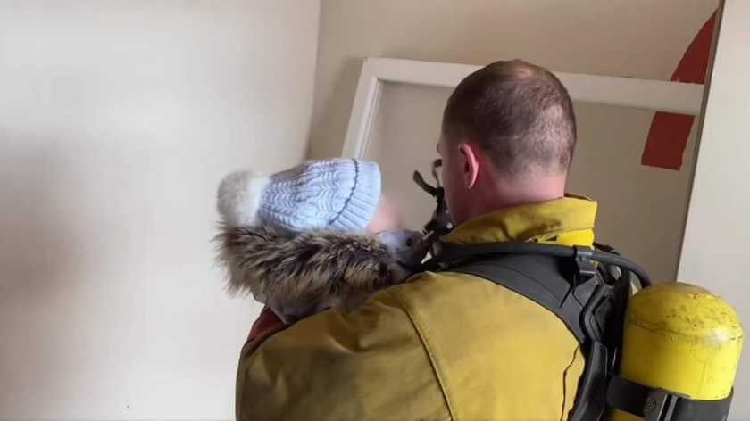 Київський рятувальник віддав свою маску дитині та виніс її з пожежі: щемливі фото