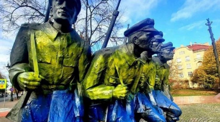 У Польщі невідомі розфарбували пам’ятник в «українські» кольори та залишили записку (фото)