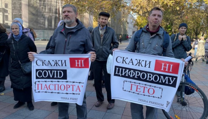 Заблоковані вулиці та молитва за «порятунок роду»: по Україні пройшли протести «антивакцинаторів»