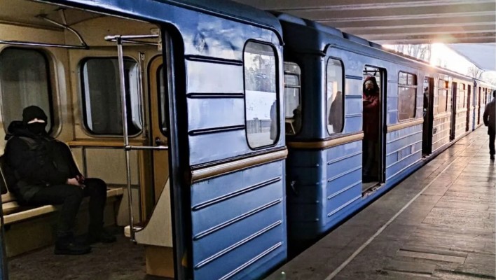 У київському метро дівчина впала під потяг: момент потрапив на камеру відеоспостереження