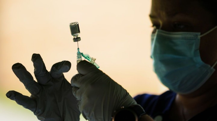 В Україні почали втретє вакцинувати людей: скільки і кому вже зробили додаткових COVID-щеплень