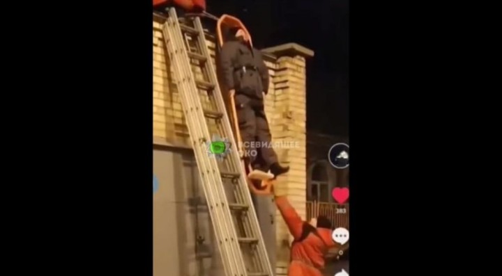 Загуркотів разом із ношами з даху: у Києві рятувальники не втримали постраждалого (фото)