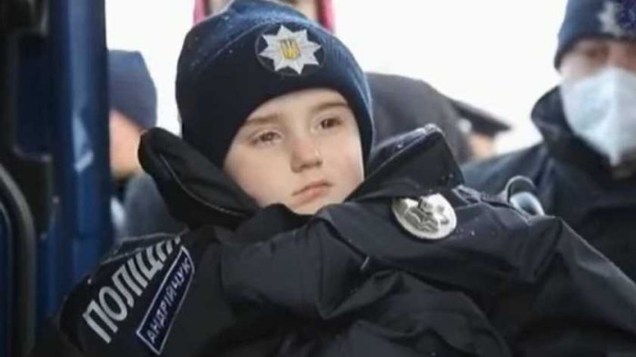 Помер онкохворий хлопчик Сашко з Чернівців, якого урочисто записали в поліцейські