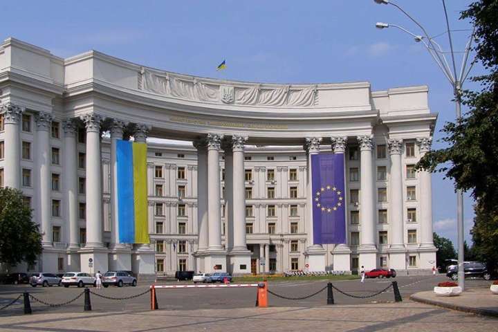 В МЗС розповіли, скільки держав хочуть забрати співробітників посольств з України