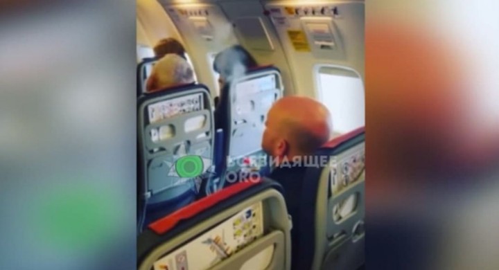 «Я тобі цю соску зараз у ср*ку засуну»: у літакові з Єгипту українка обклала лайкою пасажира, який димів вейпом (відео)