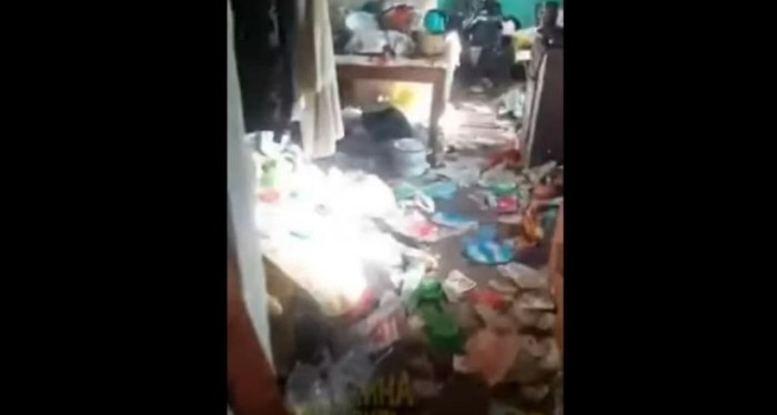 «Зате з Інтернетом»: співробітник фірми-провайдера шокувався завалами сміття у квартирі, де живе маленька дитина у Мелітополі (відео)