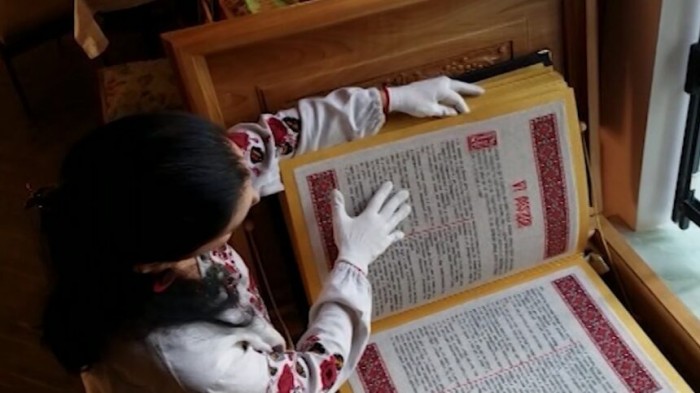 Українка вишила найбільшу у світі книгу — Євангеліє від Матвія, яке визнали світовим рекордом