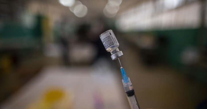 У Pfizer заявили, що двох доз її COVID-вакцини «недостатньо» для захисту від «Омікрона»