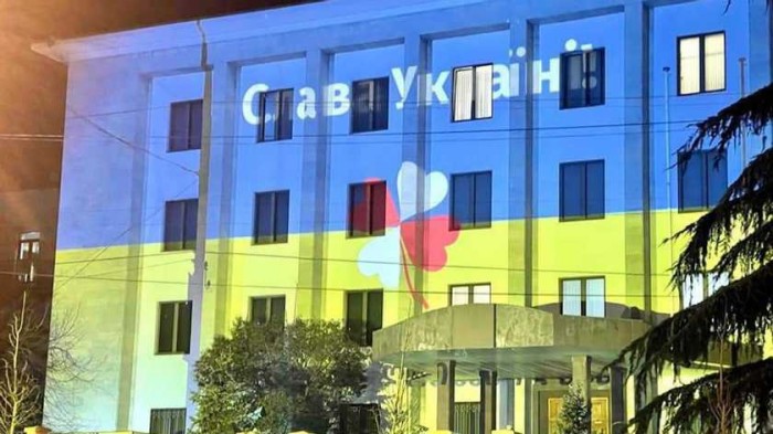 «Слава Україні»: будівлю секції Росії у Тбілісі підсвітили у кольори українського прапора