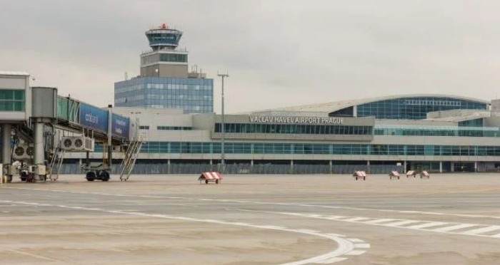 Празький аеропорт відмовився дублювати оголошення рейсів до України російською мовою