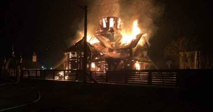 У Сумах біля артучилища знову почався бій: горить церква – відео з місця події