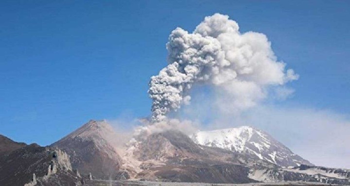 Природа допомагає: у Росії на Курилах активізувався вулкан і викинув попіл на 2,5 кілометра
