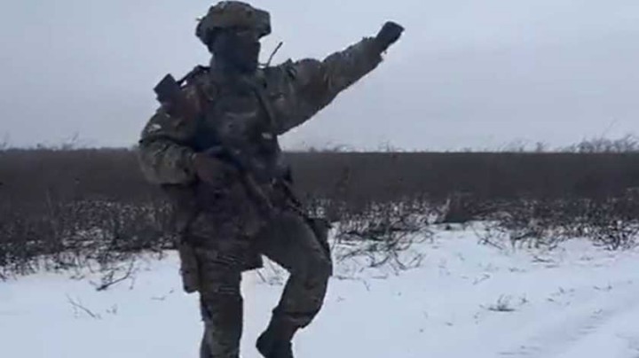 Український військовий став зіркою мережі завдяки запальним танцям з передової