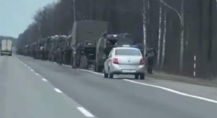 У Білорусі помітили ворожу колону, яка рухається до українського кордону (відео)
