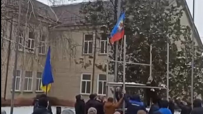 У Старобільську мешканці зняли прапор окупантів і заспівали гімн України