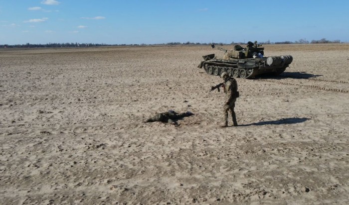 «Не бачив сенсу воювати»: російський солдат здав свій танк українцям за винагороду