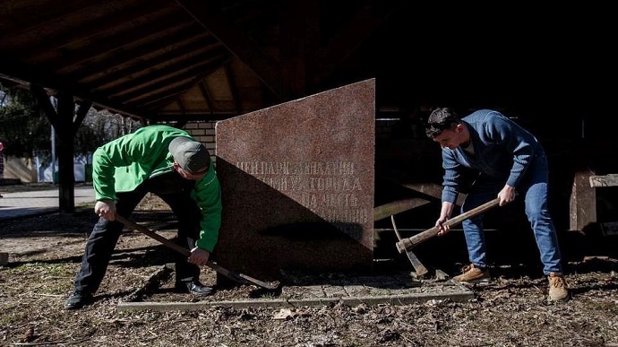 В Ужгороді знесли пам’ятник «возз’єднання» України та Росії