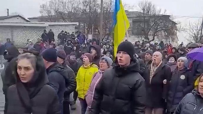 У Новопскові на Луганщині мешканці проганяють окупантів і кричать: «Україна!»