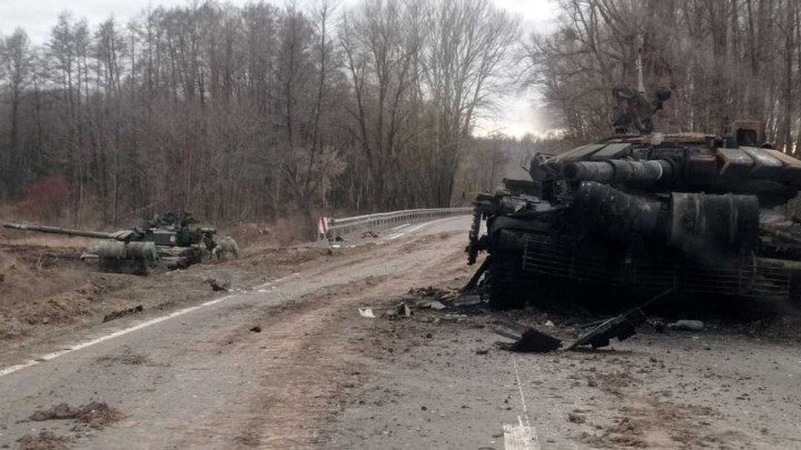 Російські окупанти почали стріляти по своїх, щоб вийти з оточення української армії