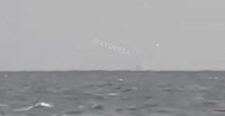 Російський корабель зробив 5 пострілів у небо над Одесою: з’явилося відео