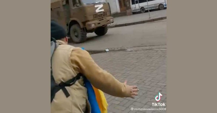 «Bayraktar летить»: на відео потрапив момент, як мелітопольці «тролять» російських загарбників