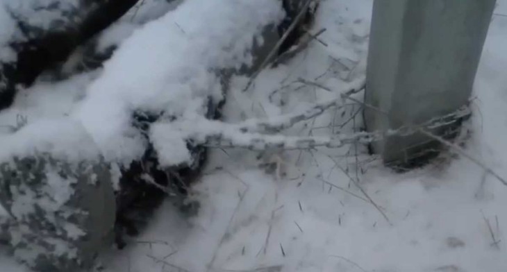 Замерз на смерть: окупанти прикували свого гранатометника, щоб той не дезертував – страшне відео