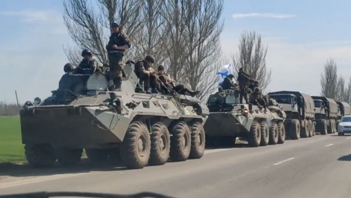 Російська військова колона прямує у бік Донбасу — CNN