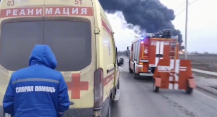 Росіяни масово біжать із Білгорода після вибухів на складах та пожежі на нафтобазі — на заправках черги (відео)