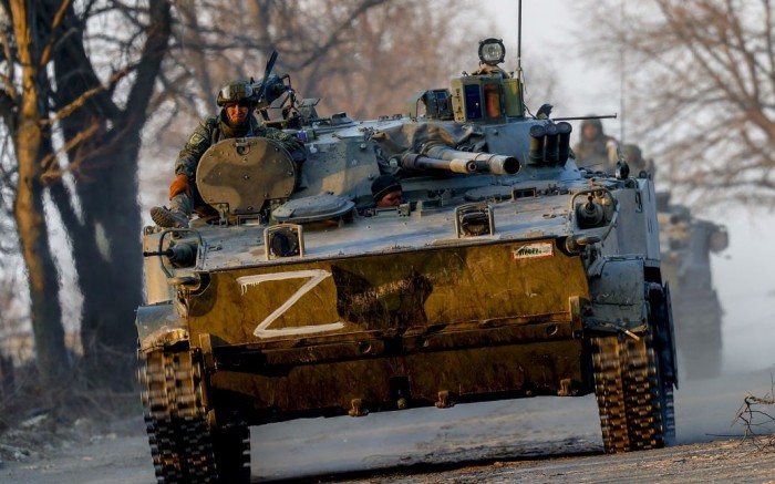 Одним пострілом посіяв паніку: український танк вступив в бій з колоною техніки окупантів (відео)