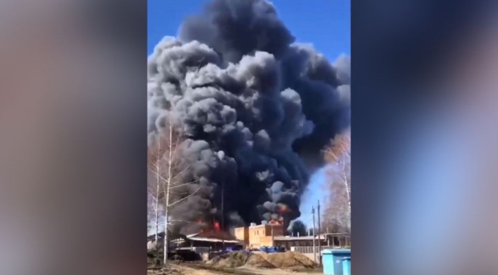 Росія у вогні: слідом за інститутом, де виробляли «Іскандери», спалахнув хімзавод (відео)