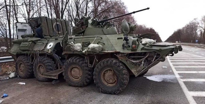 На Київщині місцевий житель ліквідував з власної зброї 12 окупантів і «зніс» екіпаж на броні