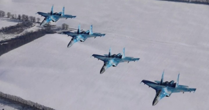 Українська авіація вдарила по скупченню ворожої техніки: знищено 20 БМП та боєприпаси