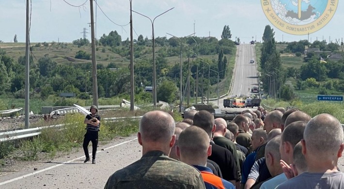 Показали перші фото звільнених з російського полону українських військових, серед яких — оборонці «Азовсталі»