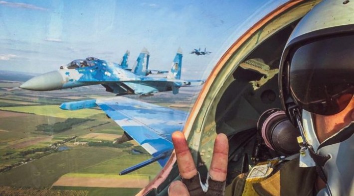 Українські пілоти дали прочуханки окупантам на Херсонщині: знищено ворожий командний пункт, техніку та склади з боєприпасами