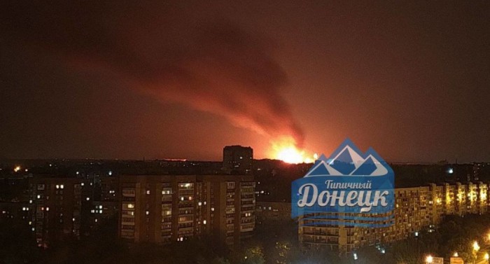 В окупованому Донецьку пролунали потужні вибухи та спалахнула пожежа: фото, відео