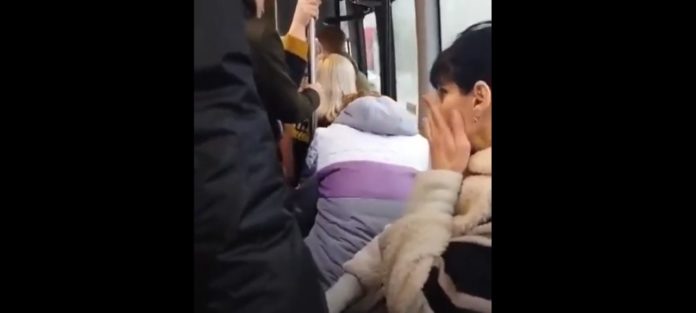 «Будь ти проклята Україна!»: в Саратові жінці в автобусі повідомили про загибель її сина на війні (відео)