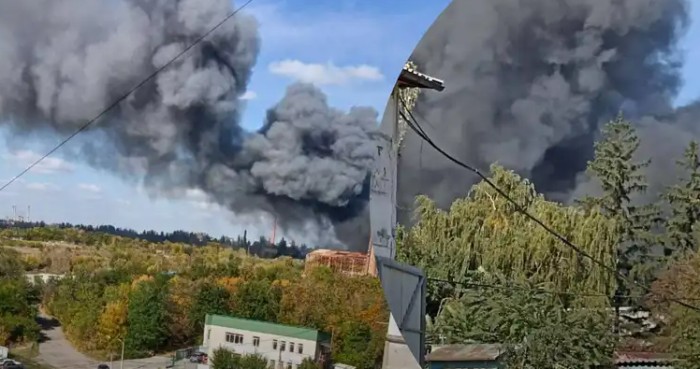 До окупованого Донецька також завітала «бавовна»: у небі велика хмара чорного диму